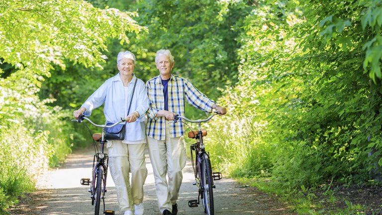 [Translate to Schweiz - deutsch:] Elderly couple with their bicycles