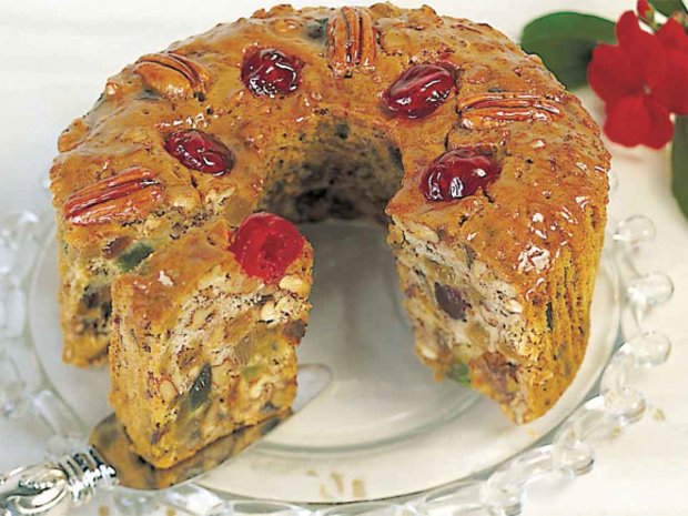 Leichter Früchtekuchen mit kandierten Früchten