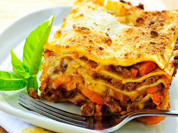Lasagne mit Fleischsauce, Pilzen und grünem Spargel