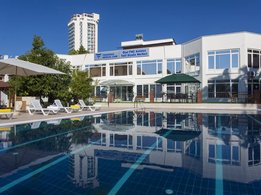 [Translate to Schweiz - deutsch:] Swimmingpool im Fresenius Medical Care Feriendialysezentrum in Antalya
