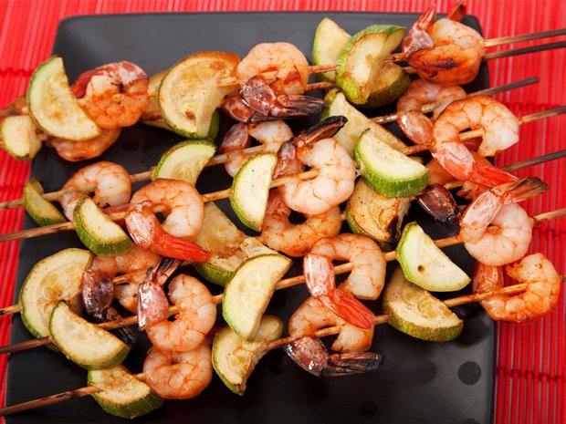 Spieße mit marinierter Rotbarbe und Shrimps