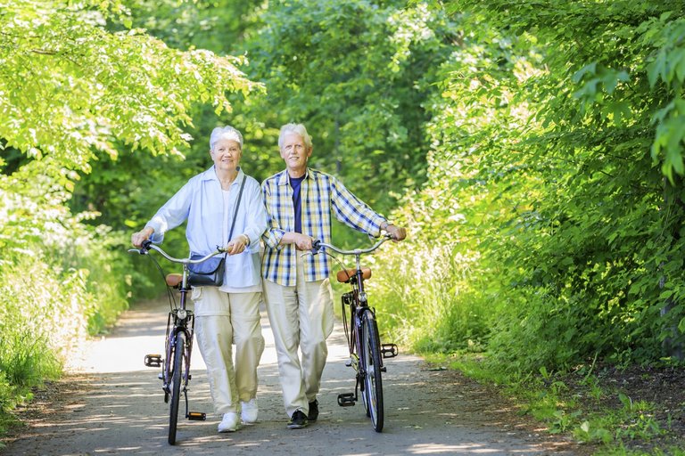 [Translate to Schweiz - deutsch:] Elderly couple with their bicycles