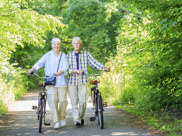 [Translate to Schweiz - deutsch:] Elderly couple with their bicycles