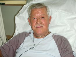 [Translate to Schweiz - deutsch:] Männlicher Patient lächelt während der Dialyse