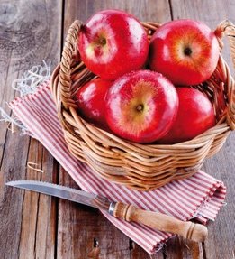 Korb mit Äpfeln 