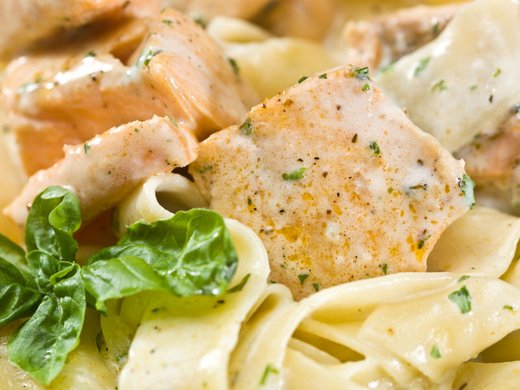 Truthahnschnitzel mit Crème Fraîche und frischen Tagliatelle