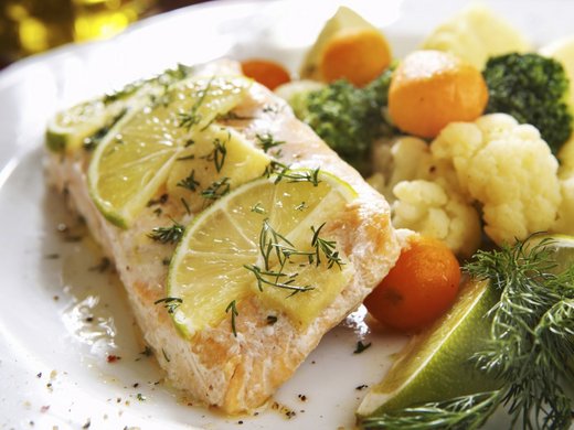 Lachs mit Zitronen-Kräuter-Kruste mit Frühlingsgemüse in Kräuterrahm mit Reis