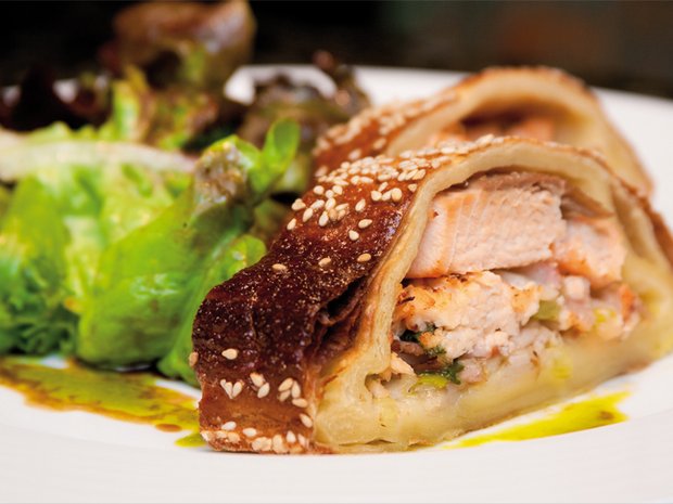 Kräuterlachsfilet in Filoteig (Strudelteig) mit sautiertem Rucolasalat und Dijonsenf-Vinaigrette