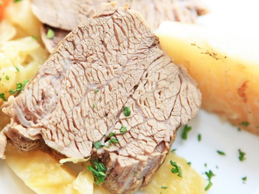 Rosa gebratener Kalbsbraten aus dem Rumpf mit grünen Bohnen und Meerrettich-Perlgraupen