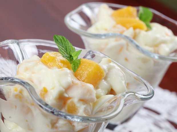 Zabaglione mit Pfirsichen und Vanilleeiscreme
