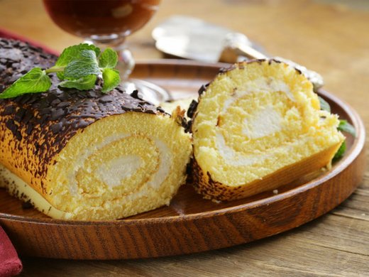 Biskuitroulade mit Creme
