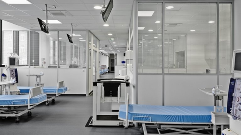 Innenansicht einer Klinik mit mehreren leeren Betten