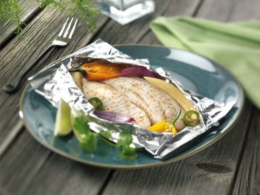Fischpäckchen mit Gemüse und Kräuterdip