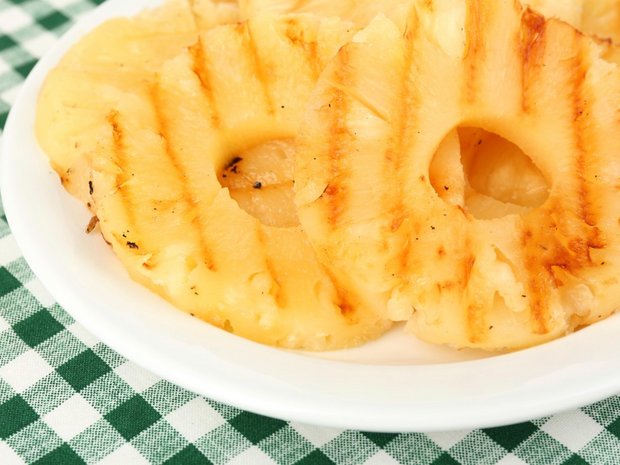 Gegrillte Ananas mit Kokosnussrahm