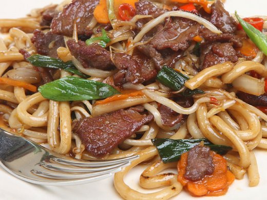 Gebratenes Rindfleisch mit Kefen
