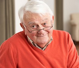 [Translate to Schweiz - deutsch:] Old patient checking his insulin 