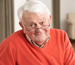 [Translate to Schweiz - deutsch:] Old patient checking his insulin 