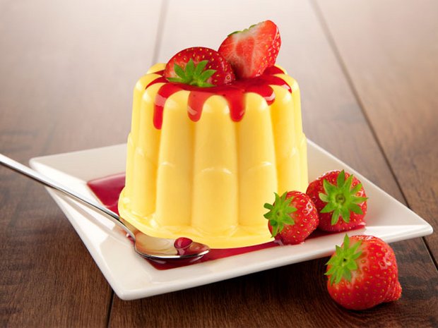 Eiweisspudding mit Erdbeerrahm