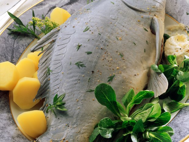 Weihnachtskarpfen in "blauer Sauce" mit Kartoffeln