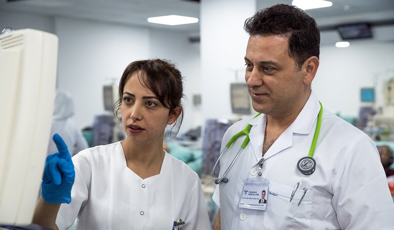[Translate to Schweiz - deutsch:] Spanisches NephroCare-Team: Arzt mit Krankenschwestern